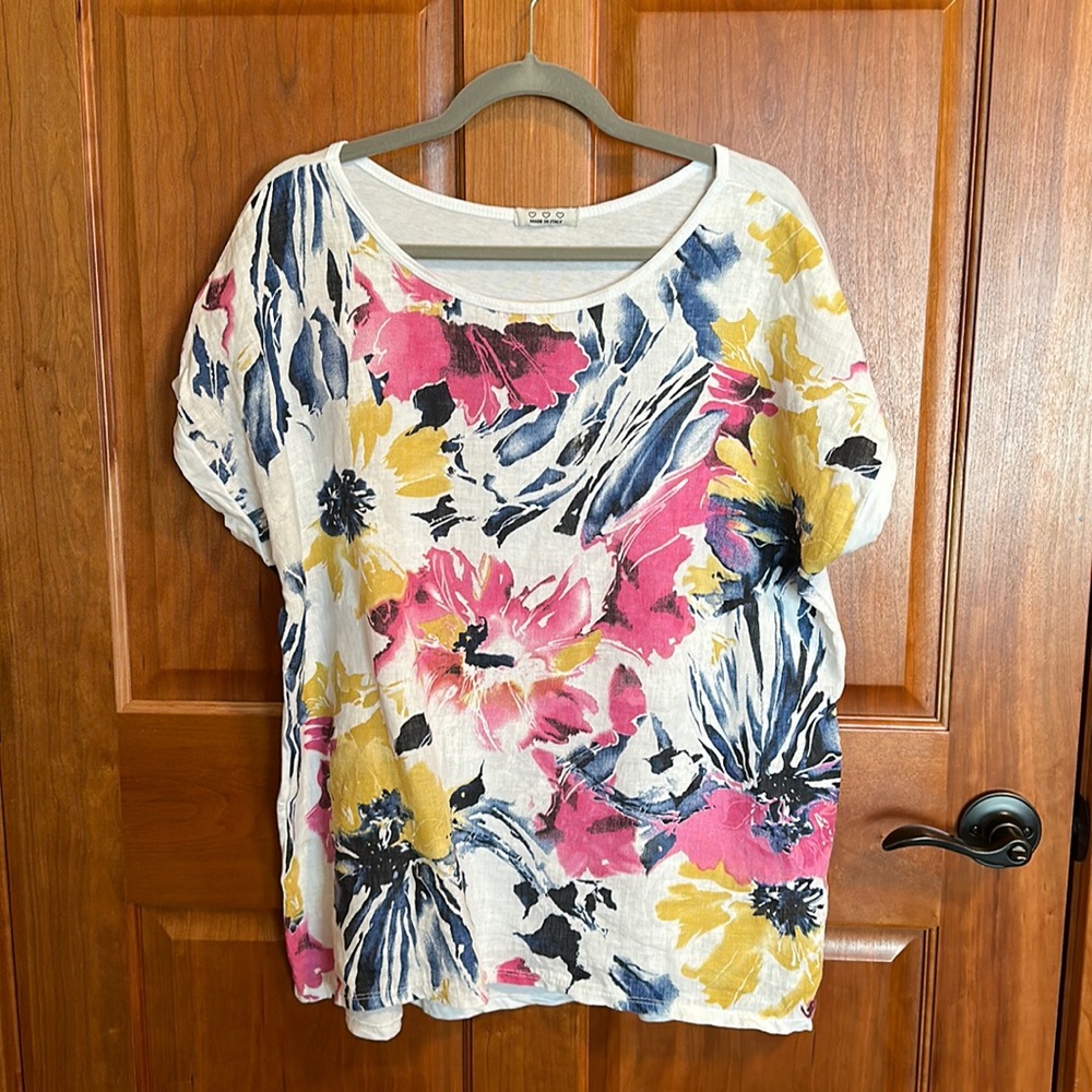 Linen flowered top. Made in Italy.